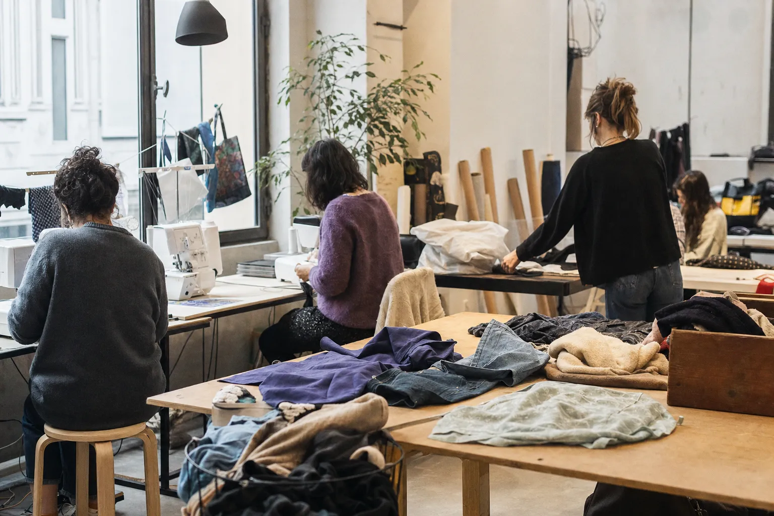 Atelier d'upcycling textile à Marseille : transformer ses vieux vêtements pour faire des économies