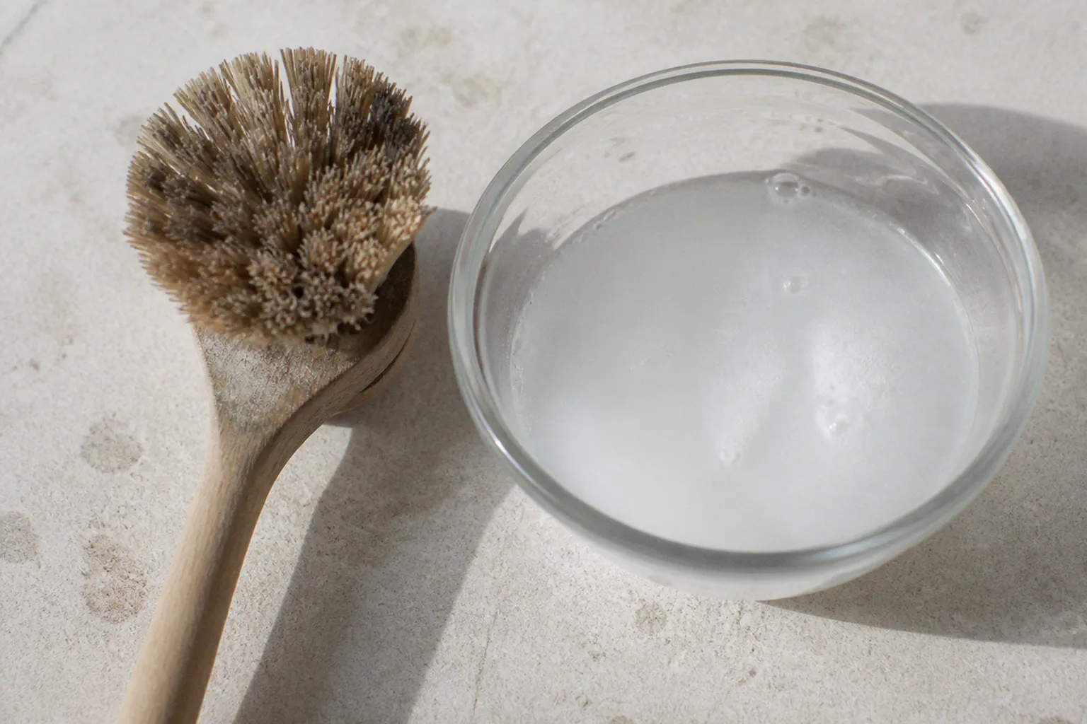 Brosse vaisselle en bois moisie : comment la récupérer