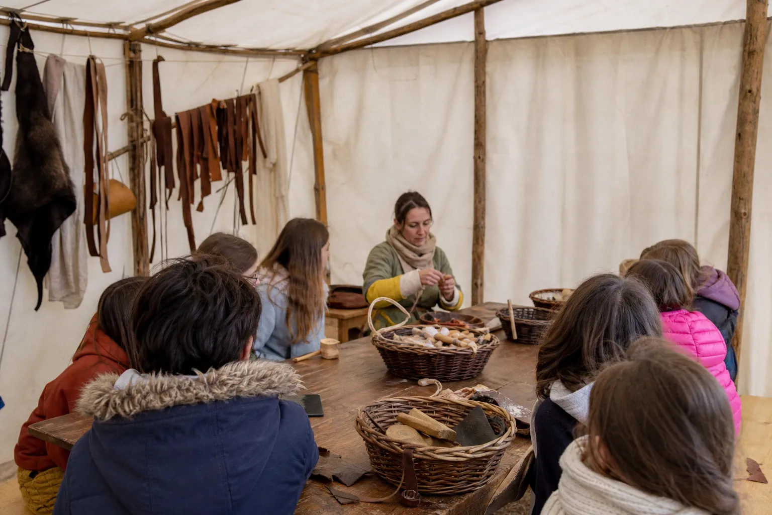 "C'est très satisfaisant" : Les ateliers d'artisanat d'époque ont du succès aux Médiévales de Chinon