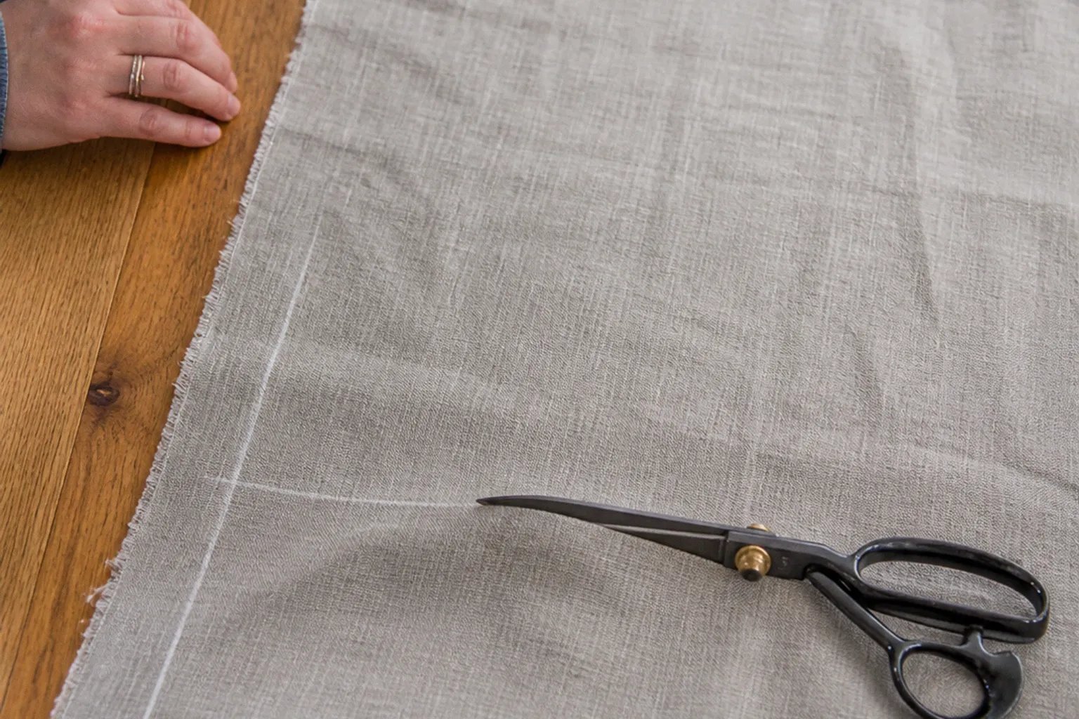 Couture du lin : les vérifications avant de couper le tissu