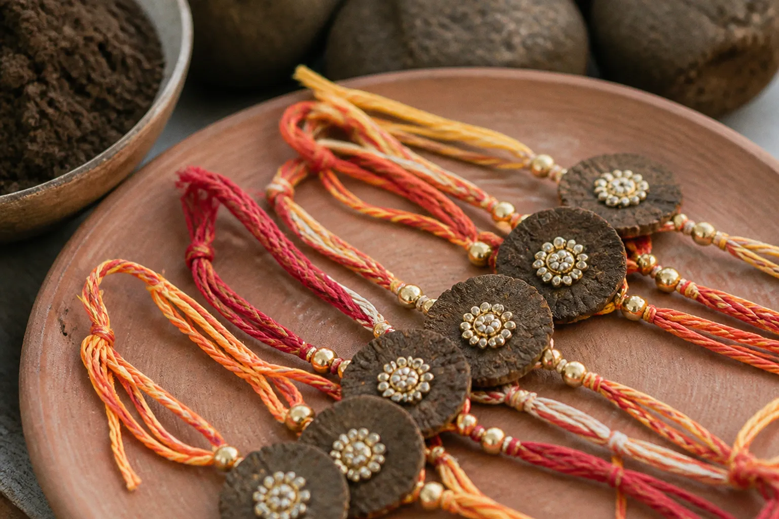 L'artisanat féminin transforme la bouse de vache en bracelets rakhis durables
